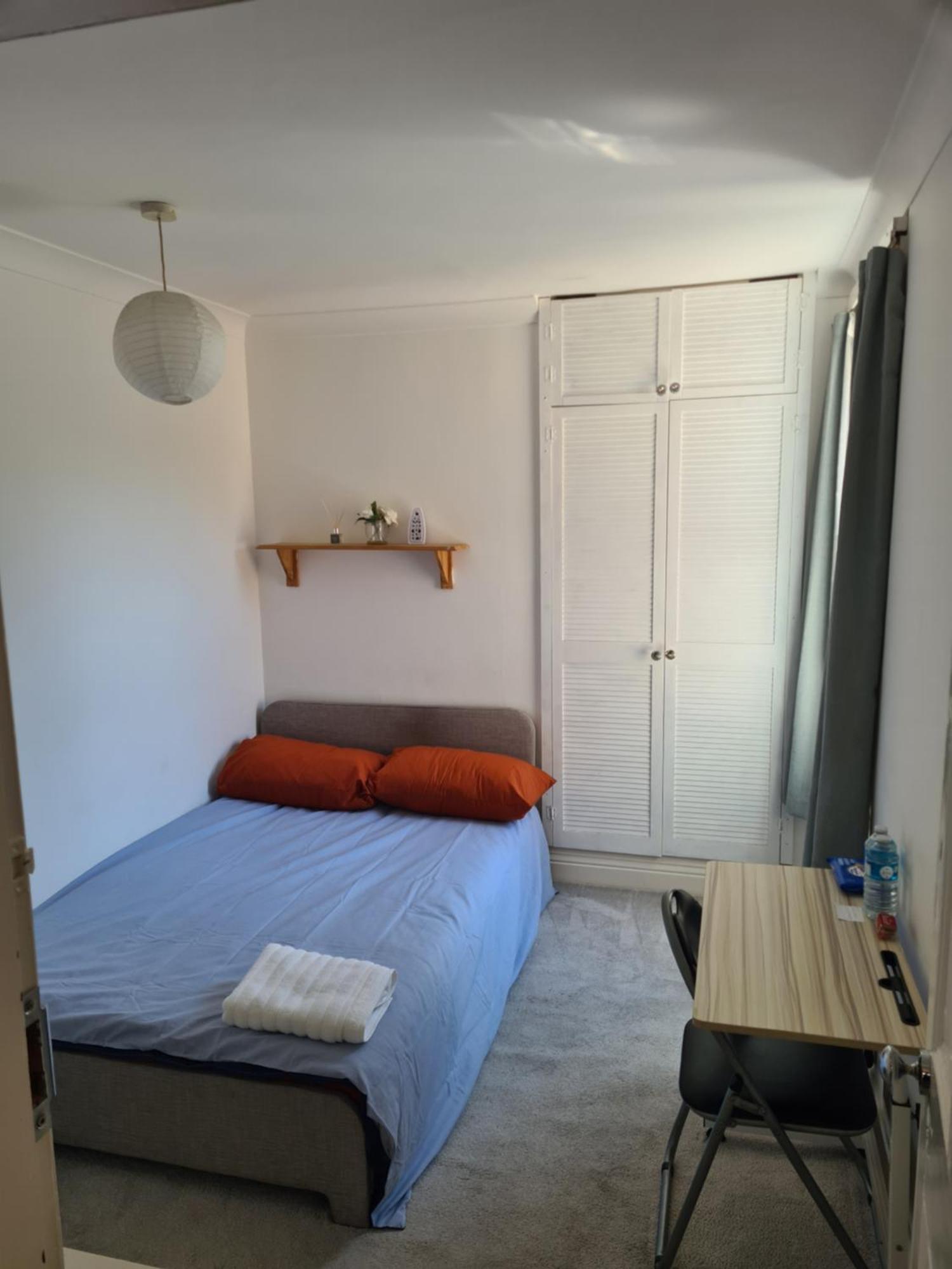 A Private & Beautiful Bedroom With Shared Bathroom In The Heart Of