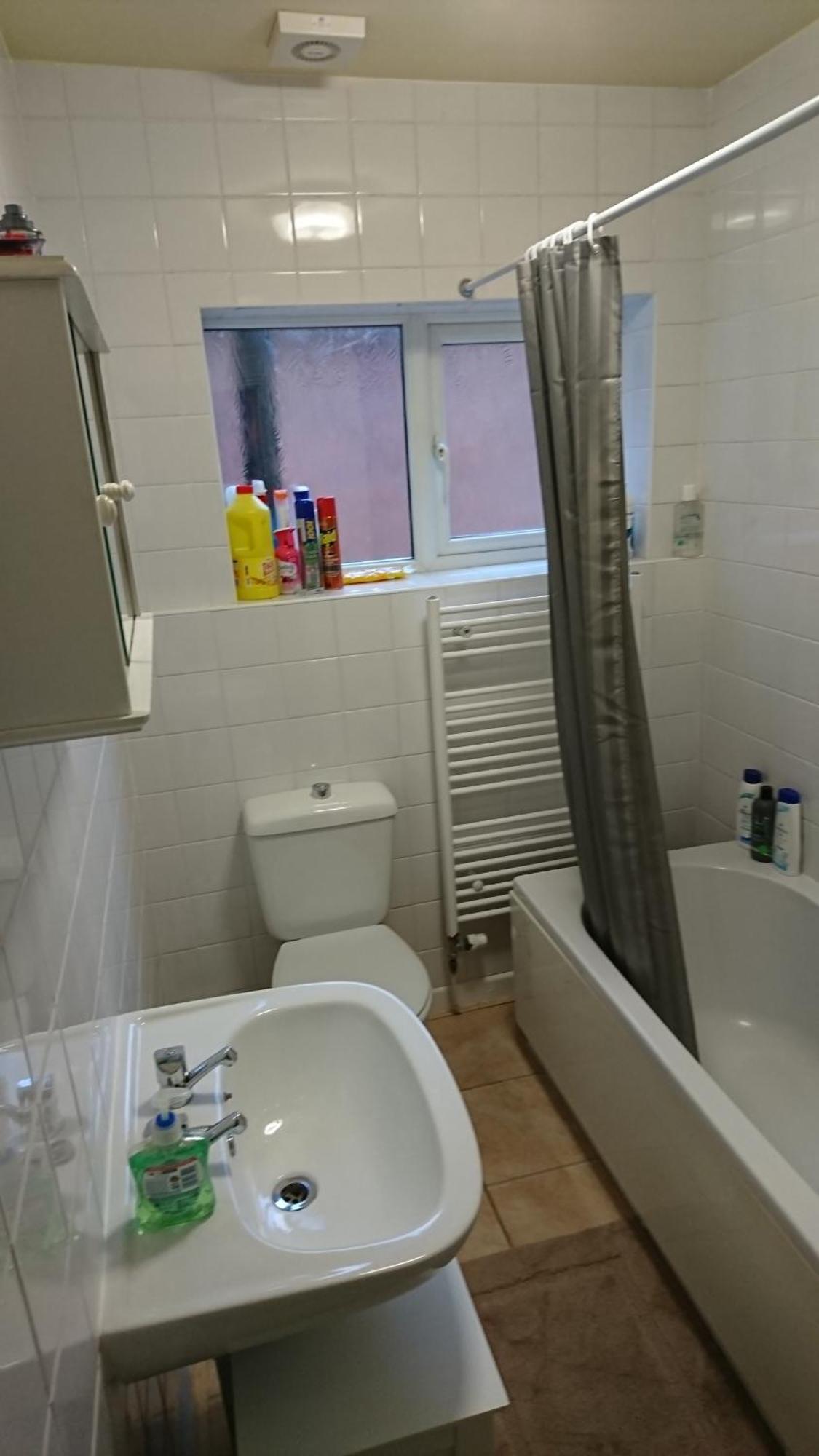 A Private & Beautiful Bedroom With Shared Bathroom In The Heart Of *