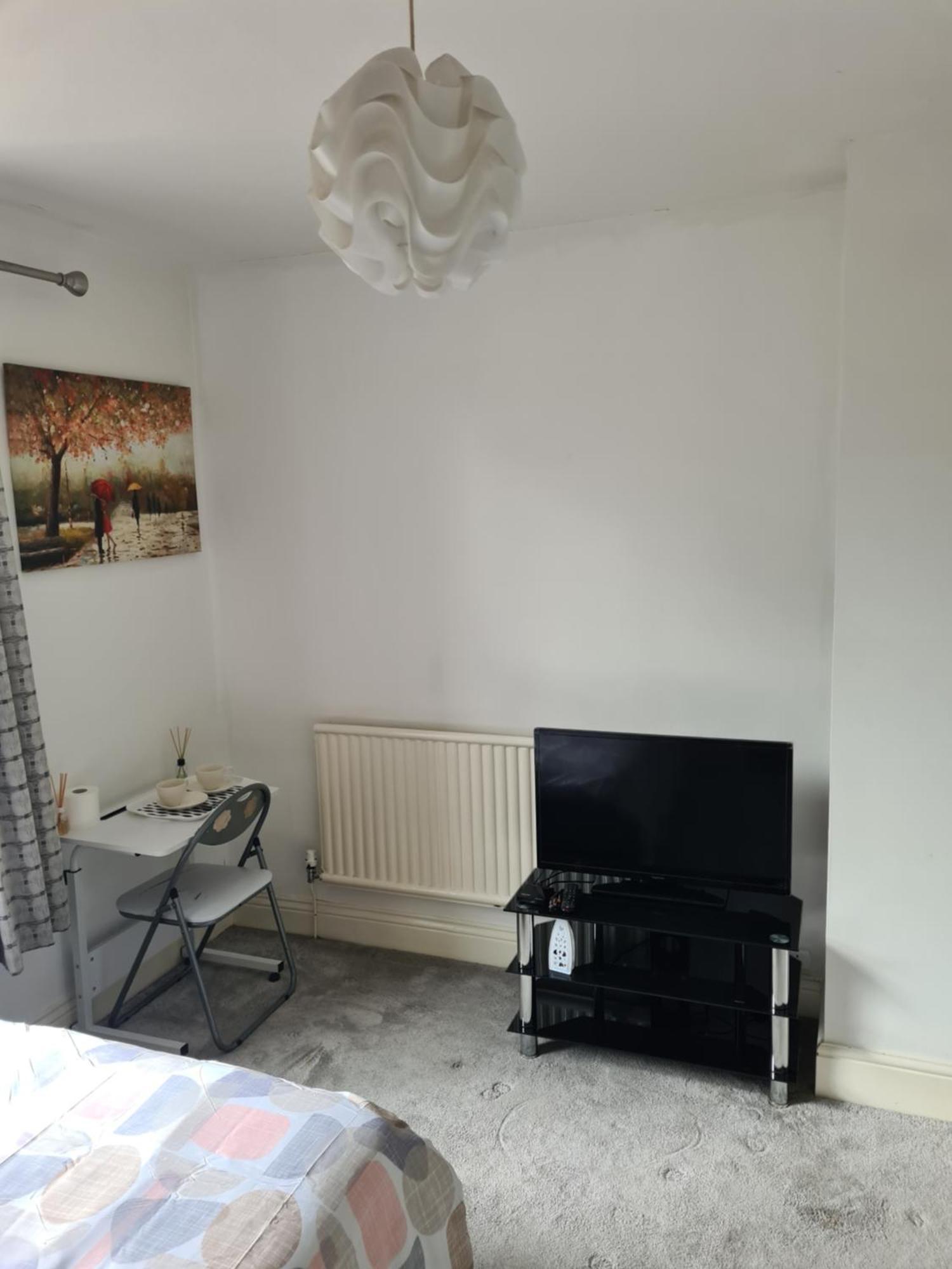 A Private & Beautiful Bedroom With Shared Bathroom In The Heart Of