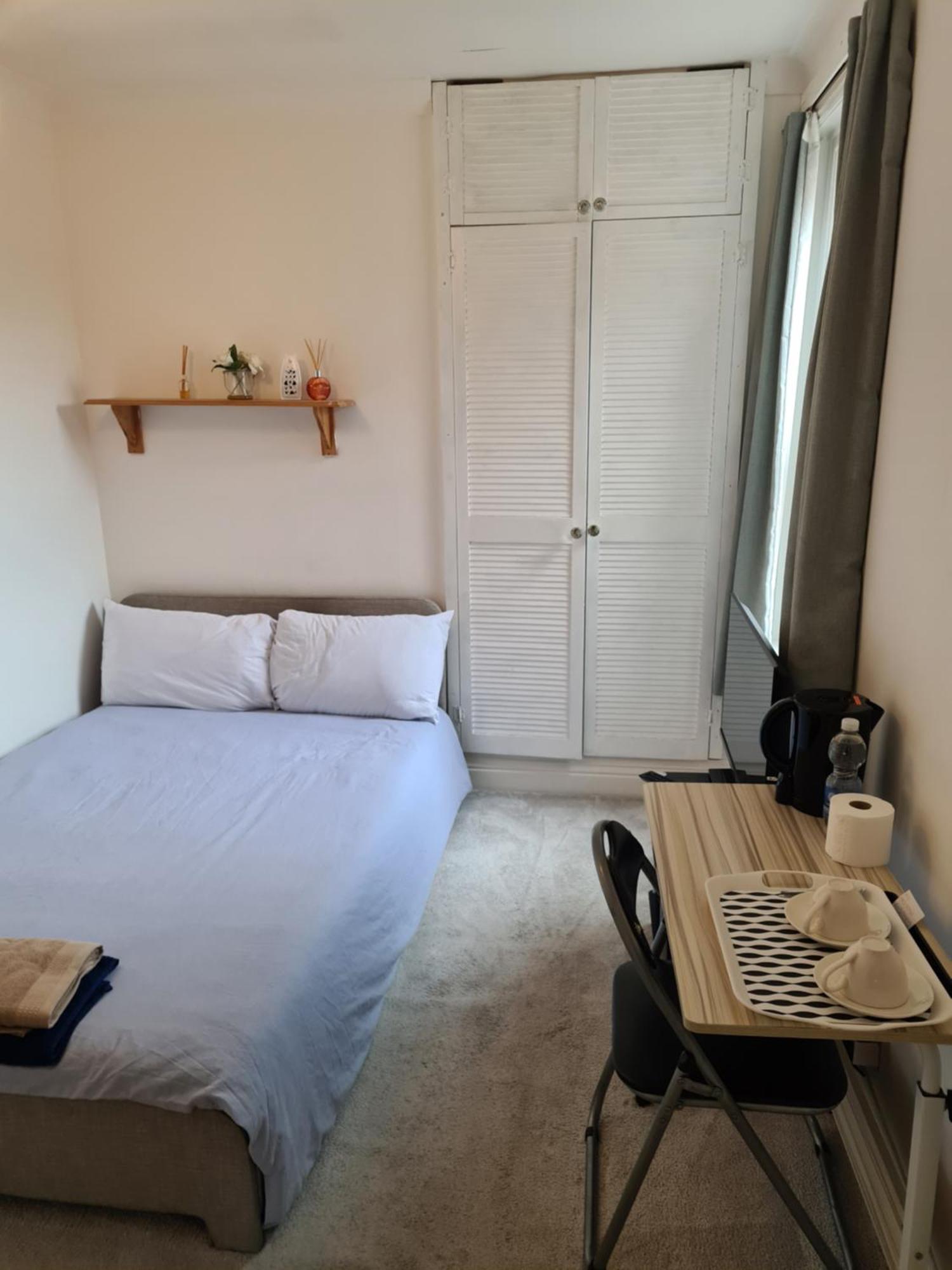 A Private & Beautiful Bedroom With Shared Bathroom In The Heart Of * Bournemouth