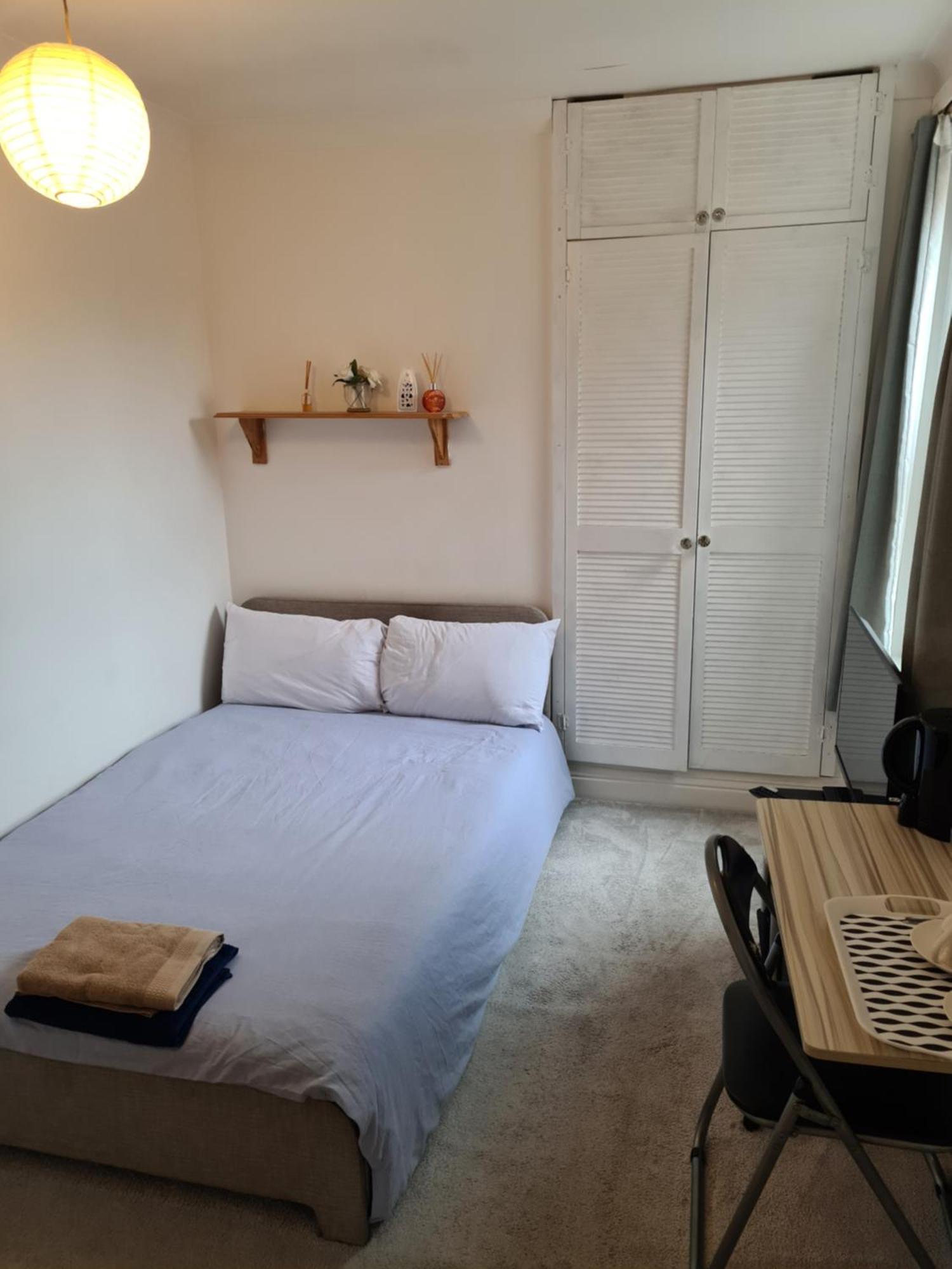 A Private & Beautiful Bedroom With Shared Bathroom In The Heart Of * Bournemouth