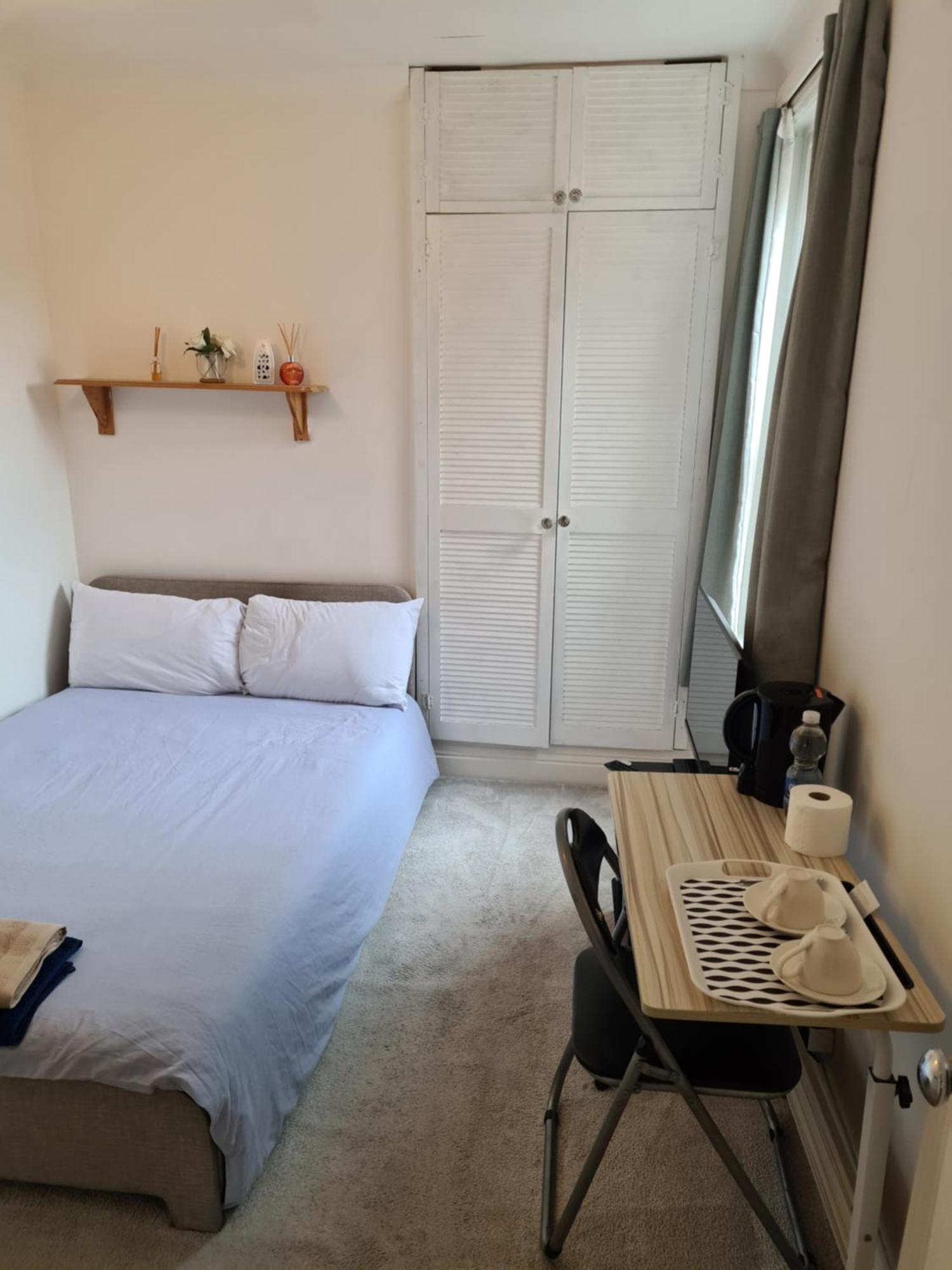 Alloggio in famiglia A Private & Beautiful Bedroom With Shared Bathroom In The Heart Of *